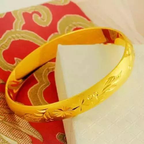 翡翠手镯与黄金手镯的简单介绍-第18张图片-翡翠网 翡翠手镯与黄金手镯的简单介绍-第18张图片-翡翠网