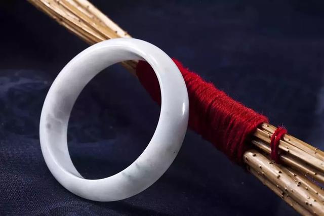 翡翠手镯与黄金手镯的简单介绍-第19张图片-翡翠网 翡翠手镯与黄金手镯的简单介绍-第19张图片-翡翠网