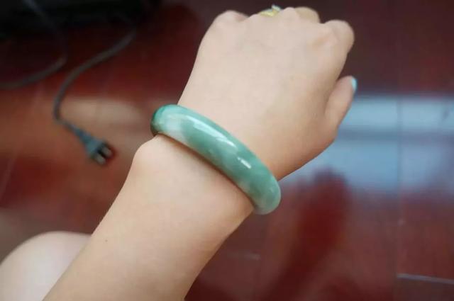 翡翠手镯与黄金手镯的简单介绍-第21张图片-翡翠网 翡翠手镯与黄金手镯的简单介绍-第21张图片-翡翠网