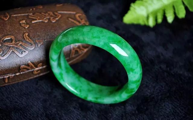 翡翠手镯与黄金手镯的简单介绍-第23张图片-翡翠网 翡翠手镯与黄金手镯的简单介绍-第23张图片-翡翠网