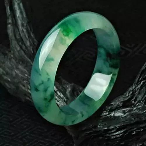 翡翠手镯与黄金手镯的简单介绍-第24张图片-翡翠网 翡翠手镯与黄金手镯的简单介绍-第24张图片-翡翠网