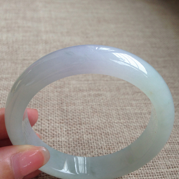 糯冰春彩翡翠手镯的简单介绍-第1张图片-翡翠网 糯冰春彩翡翠手镯的简单介绍-第1张图片-翡翠网