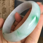 糯冰春彩翡翠手镯的简单介绍-第2张图片-翡翠网 糯冰春彩翡翠手镯的简单介绍-第2张图片-翡翠网