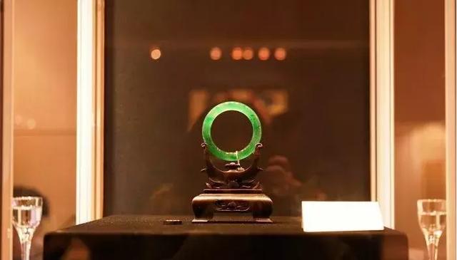 亿元翡翠手镯的简单介绍-第3张图片-翡翠网 亿元翡翠手镯的简单介绍-第3张图片-翡翠网