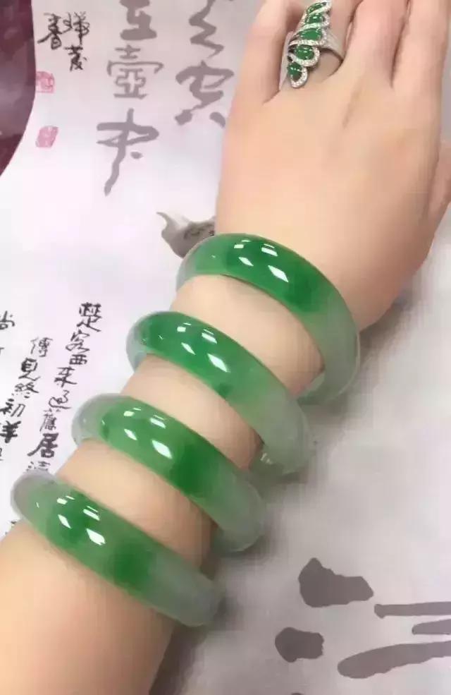 亿元翡翠手镯的简单介绍-第5张图片-翡翠网 亿元翡翠手镯的简单介绍-第5张图片-翡翠网
