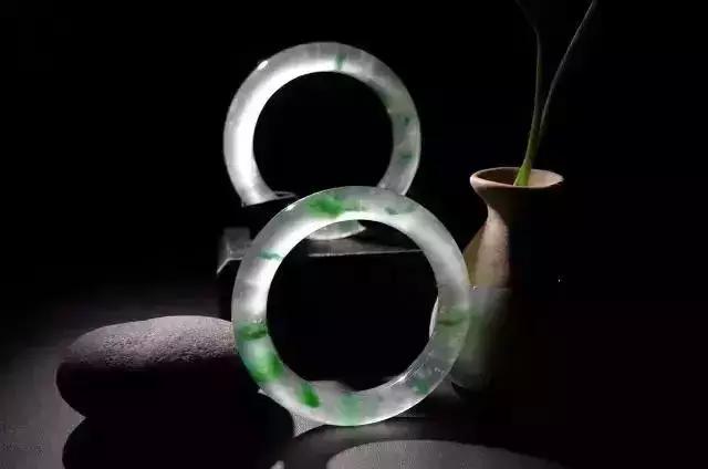 亿元翡翠手镯的简单介绍-第7张图片-翡翠网 亿元翡翠手镯的简单介绍-第7张图片-翡翠网