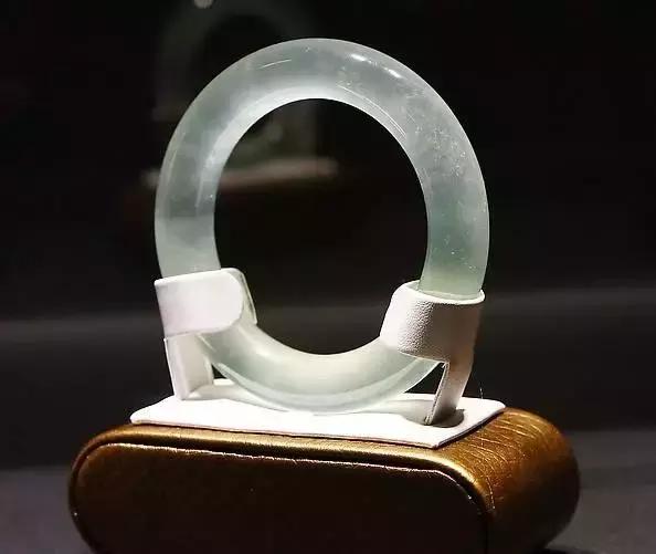 亿元翡翠手镯的简单介绍-第9张图片-翡翠网 亿元翡翠手镯的简单介绍-第9张图片-翡翠网