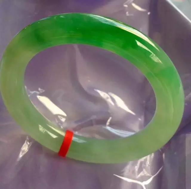 亿元翡翠手镯的简单介绍-第11张图片-翡翠网 亿元翡翠手镯的简单介绍-第11张图片-翡翠网