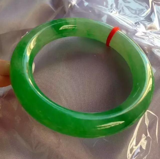 亿元翡翠手镯的简单介绍-第13张图片-翡翠网 亿元翡翠手镯的简单介绍-第13张图片-翡翠网