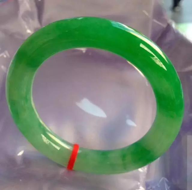 亿元翡翠手镯的简单介绍-第14张图片-翡翠网 亿元翡翠手镯的简单介绍-第14张图片-翡翠网