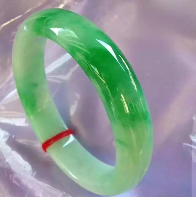 亿元翡翠手镯的简单介绍-第15张图片-翡翠网 亿元翡翠手镯的简单介绍-第15张图片-翡翠网