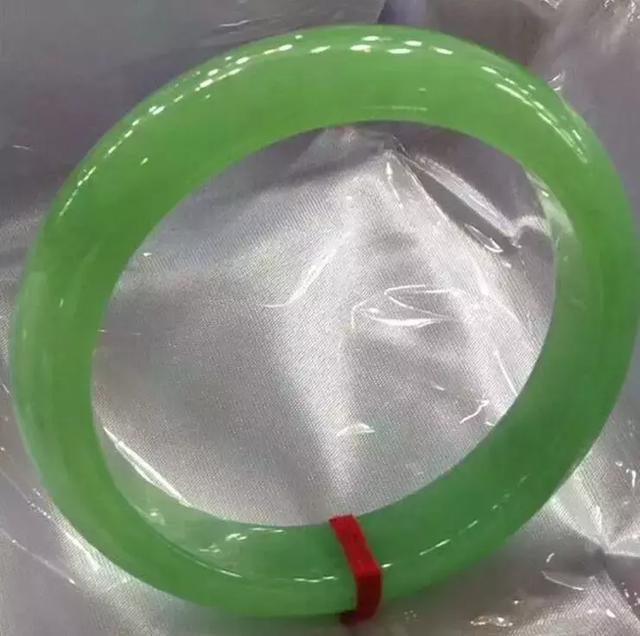 亿元翡翠手镯的简单介绍-第16张图片-翡翠网 亿元翡翠手镯的简单介绍-第16张图片-翡翠网