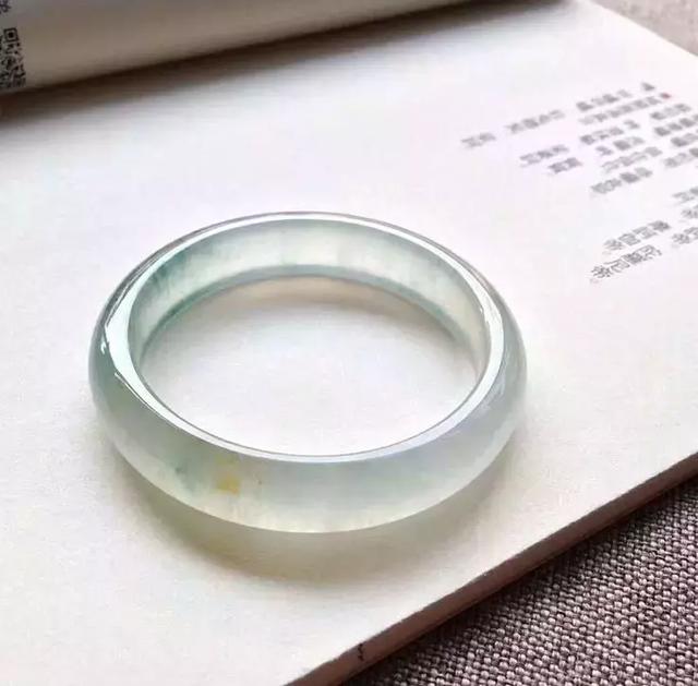 亿元翡翠手镯的简单介绍-第17张图片-翡翠网 亿元翡翠手镯的简单介绍-第17张图片-翡翠网