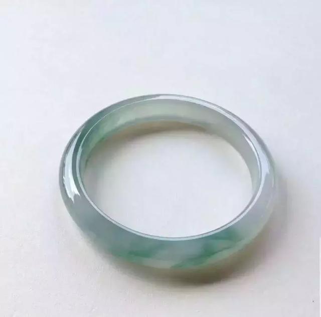 亿元翡翠手镯的简单介绍-第18张图片-翡翠网 亿元翡翠手镯的简单介绍-第18张图片-翡翠网