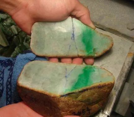 翡翠原石可以用什么弄开的简单介绍-第2张图片-翡翠网 翡翠原石可以用什么弄开的简单介绍-第2张图片-翡翠网