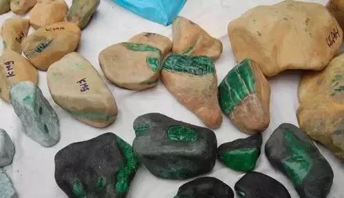 翡翠原石切开怎么发亮的简单介绍-第2张图片-翡翠网 翡翠原石切开怎么发亮的简单介绍-第2张图片-翡翠网