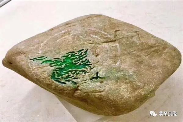 翡翠原石怎么看里面是什么的简单介绍-第1张图片-翡翠网 翡翠原石怎么看里面是什么的简单介绍-第1张图片-翡翠网