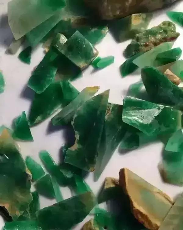 翡翠原石怎么看里面是什么的简单介绍-第2张图片-翡翠网 翡翠原石怎么看里面是什么的简单介绍-第2张图片-翡翠网