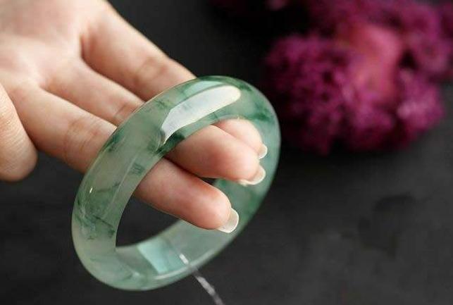 翡翠手镯裂纹怎么看翡翠手镯是横向还是纵向裂纹区别-第2张图片-翡翠网 翡翠手镯裂纹怎么看翡翠手镯是横向还是纵向裂纹区别-第2张图片-翡翠网