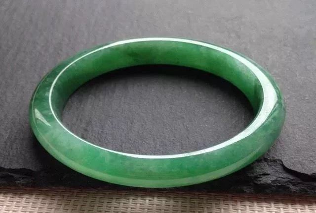 翡翠手镯的颜色与价格的简单介绍-第1张图片-翡翠网 翡翠手镯的颜色与价格的简单介绍-第1张图片-翡翠网