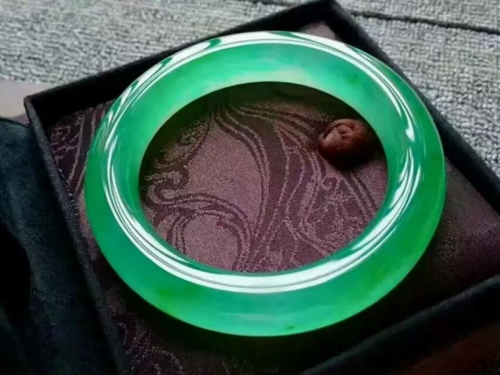 翡翠手镯的颜色与价格的简单介绍-第2张图片-翡翠网 翡翠手镯的颜色与价格的简单介绍-第2张图片-翡翠网