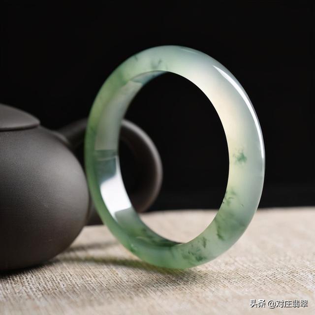 高冰翡翠手镯的简单介绍-第2张图片-翡翠网 高冰翡翠手镯的简单介绍-第2张图片-翡翠网