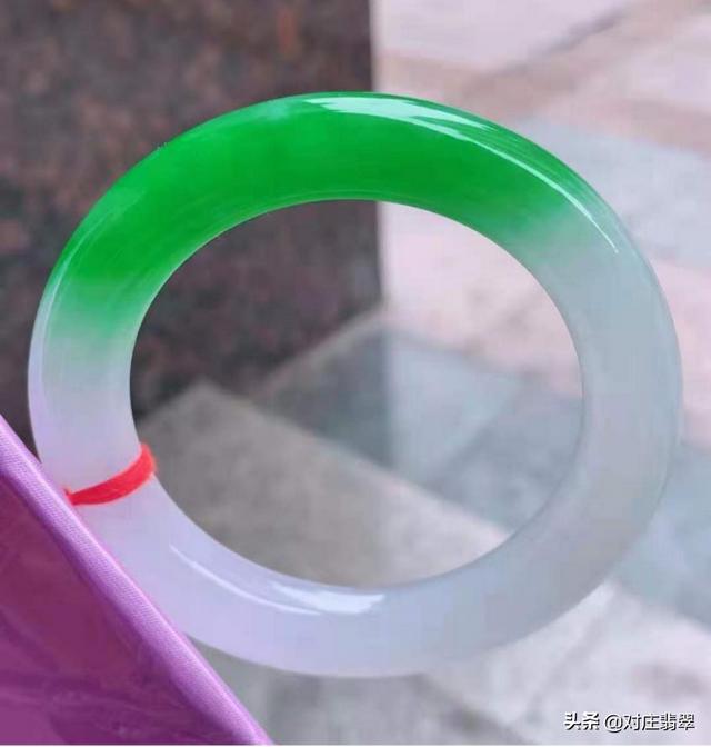 高冰翡翠手镯的简单介绍-第4张图片-翡翠网 高冰翡翠手镯的简单介绍-第4张图片-翡翠网