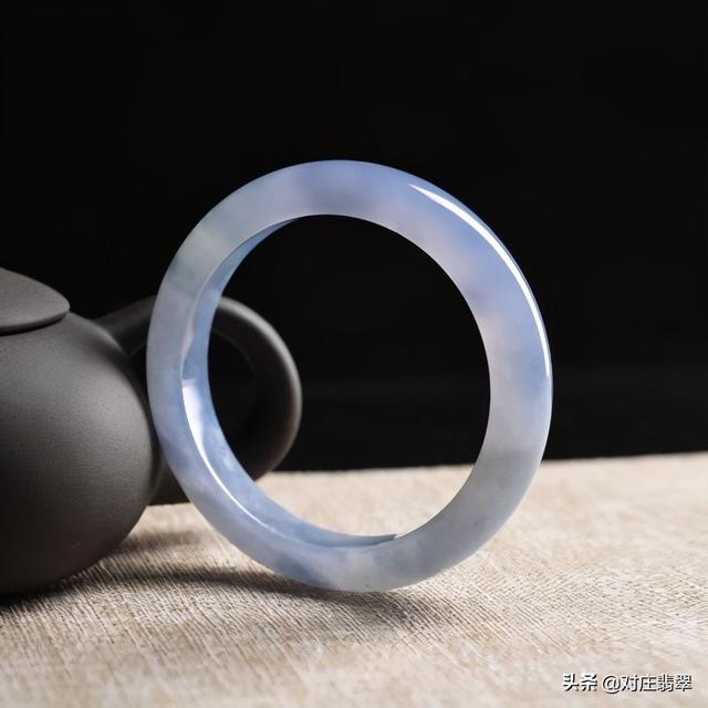 高冰翡翠手镯的简单介绍-第5张图片-翡翠网 高冰翡翠手镯的简单介绍-第5张图片-翡翠网