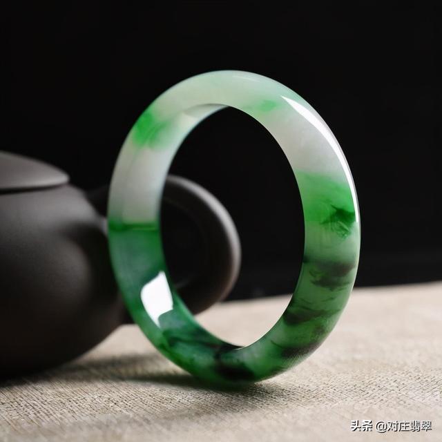 高冰翡翠手镯的简单介绍-第7张图片-翡翠网 高冰翡翠手镯的简单介绍-第7张图片-翡翠网
