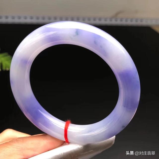 高冰翡翠手镯的简单介绍-第8张图片-翡翠网 高冰翡翠手镯的简单介绍-第8张图片-翡翠网