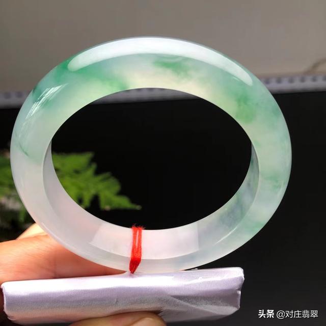 高冰翡翠手镯的简单介绍-第9张图片-翡翠网 高冰翡翠手镯的简单介绍-第9张图片-翡翠网
