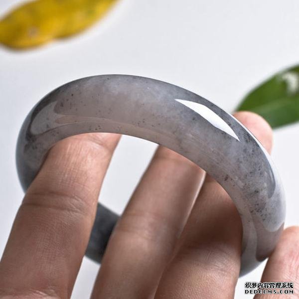 深色翡翠手镯的简单介绍-第1张图片-翡翠网 深色翡翠手镯的简单介绍-第1张图片-翡翠网