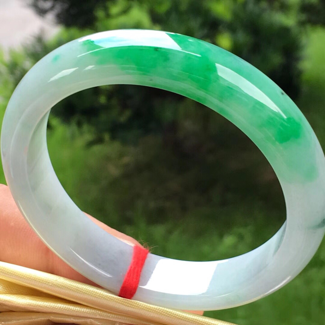 深色翡翠手镯的简单介绍-第2张图片-翡翠网 深色翡翠手镯的简单介绍-第2张图片-翡翠网