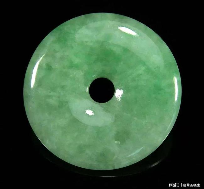 关于清代翡翠平安扣价格的信息-第1张图片-翡翠网 关于清代翡翠平安扣价格的信息-第1张图片-翡翠网