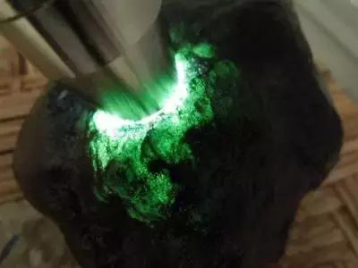 翡翠原石麻蒙的简单介绍-第2张图片-翡翠网 翡翠原石麻蒙的简单介绍-第2张图片-翡翠网