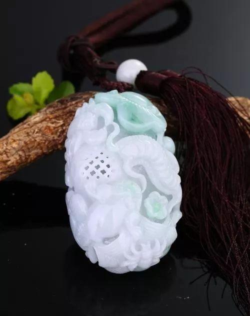 包含翡翠镂空雕花什么价格的词条-第2张图片-翡翠网 包含翡翠镂空雕花什么价格的词条-第2张图片-翡翠网