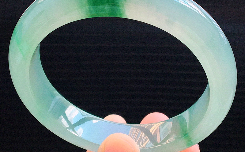 主播带您选购打灯通透的翡翠原石的简单介绍-第1张图片-翡翠网 主播带您选购打灯通透的翡翠原石的简单介绍-第1张图片-翡翠网