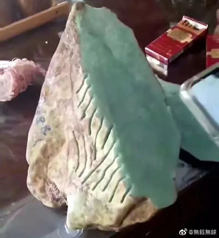 主播带您选购打灯通透的翡翠原石的简单介绍-第2张图片-翡翠网 主播带您选购打灯通透的翡翠原石的简单介绍-第2张图片-翡翠网