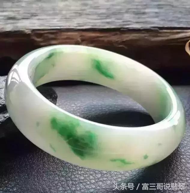 关于翡翠鸳鸯手镯属于什么鉴定的信息-第5张图片-翡翠网 关于翡翠鸳鸯手镯属于什么鉴定的信息-第5张图片-翡翠网