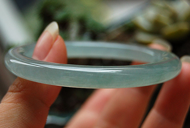 求鉴定估价这翡翠手镯翡翠手镯灰底-第1张图片-翡翠网 求鉴定估价这翡翠手镯翡翠手镯灰底-第1张图片-翡翠网