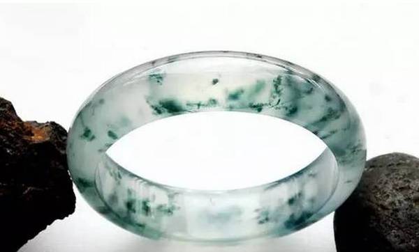 翡翠手镯石纹和裂纹的简单介绍-第2张图片-翡翠网 翡翠手镯石纹和裂纹的简单介绍-第2张图片-翡翠网