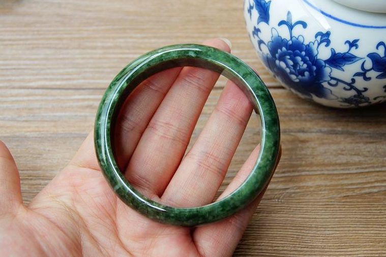 翡翠手镯表面有麻点小坑,翡翠手镯表面不平-第1张图片-翡翠网 翡翠手镯表面有麻点小坑,翡翠手镯表面不平-第1张图片-翡翠网