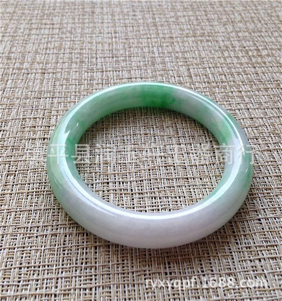 关于翡翠手镯批发市场的信息-第2张图片-翡翠网 关于翡翠手镯批发市场的信息-第2张图片-翡翠网