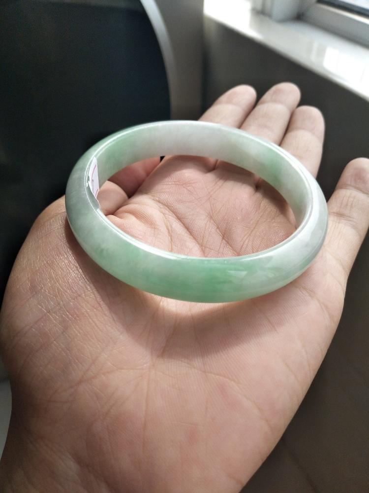 翡翠手镯加工时间,带绿翡翠手镯-第2张图片-翡翠网 翡翠手镯加工时间,带绿翡翠手镯-第2张图片-翡翠网