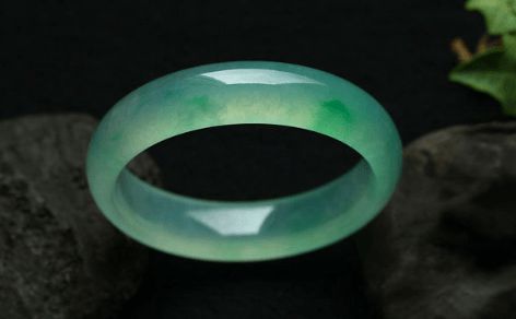 月经期戴着翡翠手镯感觉很凉,体寒的人适合戴珍珠吗-第1张图片-翡翠网 月经期戴着翡翠手镯感觉很凉,体寒的人适合戴珍珠吗-第1张图片-翡翠网