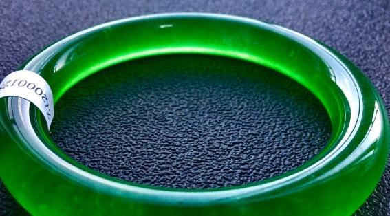 月经期戴着翡翠手镯感觉很凉,体寒的人适合戴珍珠吗-第2张图片-翡翠网 月经期戴着翡翠手镯感觉很凉,体寒的人适合戴珍珠吗-第2张图片-翡翠网