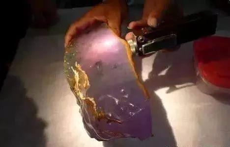 包含翡翠毛料价格一刀切出50万的词条-第2张图片-翡翠网