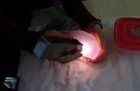 包含翡翠毛料价格一刀切出50万的词条-第7张图片-翡翠网