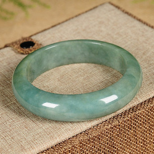 关于豆种翡翠手镯价格的信息-第1张图片-翡翠网 关于豆种翡翠手镯价格的信息-第1张图片-翡翠网