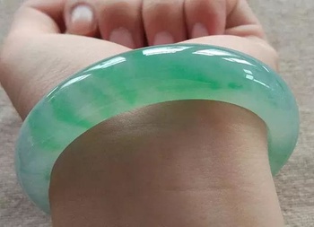 什么颜色的玉手镯最好翡翠手镯戴几天有几个地方有绿线-第1张图片-翡翠网 什么颜色的玉手镯最好翡翠手镯戴几天有几个地方有绿线-第1张图片-翡翠网